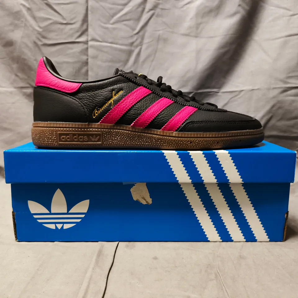 BOXED PAIR OF ADIDAS BIRMINGHAM SHOES IN BLACK/FUCHSIA SIZE UK 9.5
