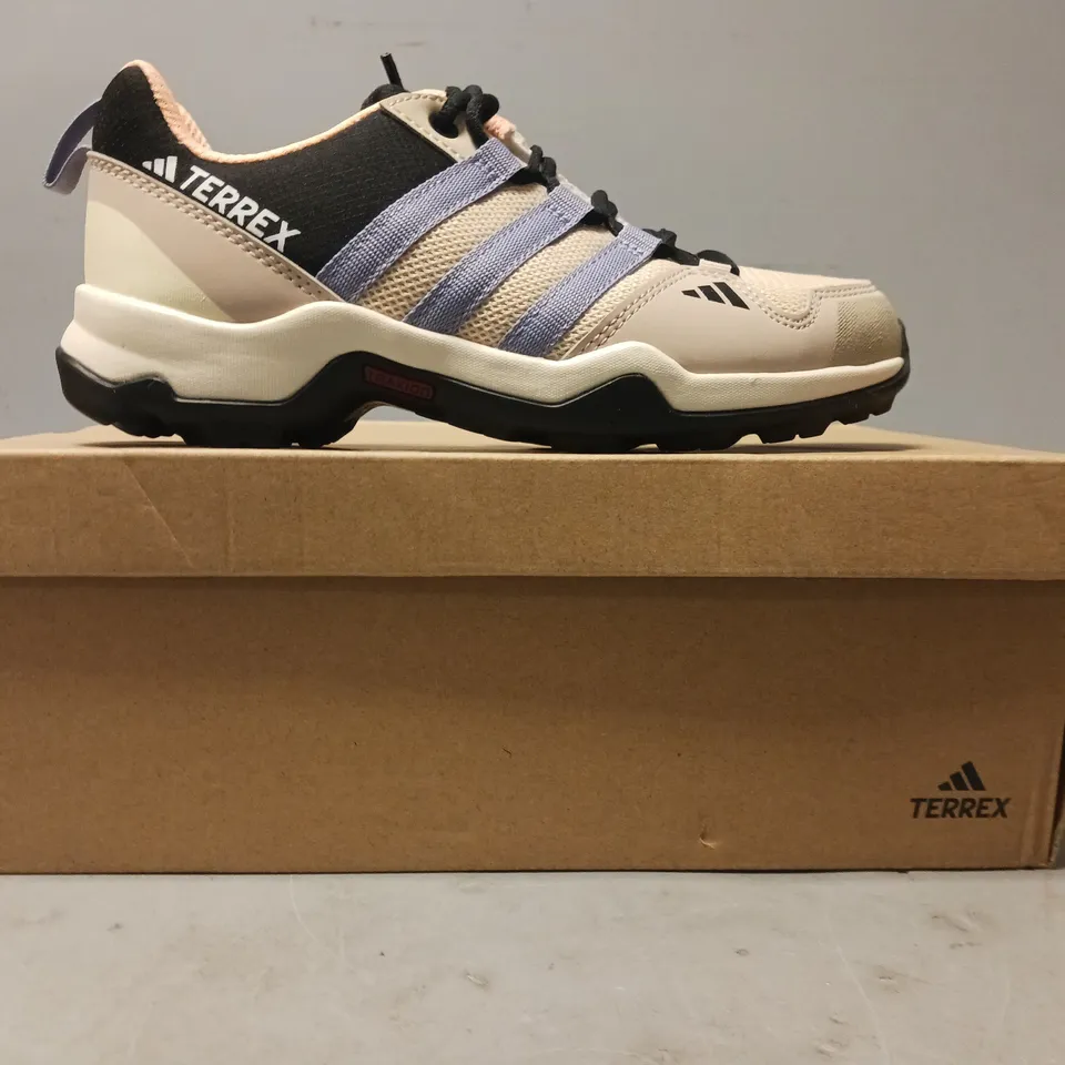 BOXED PAIR OF ADIDAS TERREX AX2R KIDS SHOES IN TAN/MULTI UK SIZE 13.5