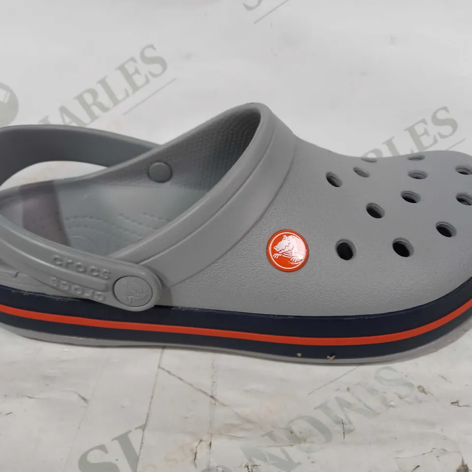 BOXED PAIR OF CROCS IN GREY/NAVY SIZE M6/W8