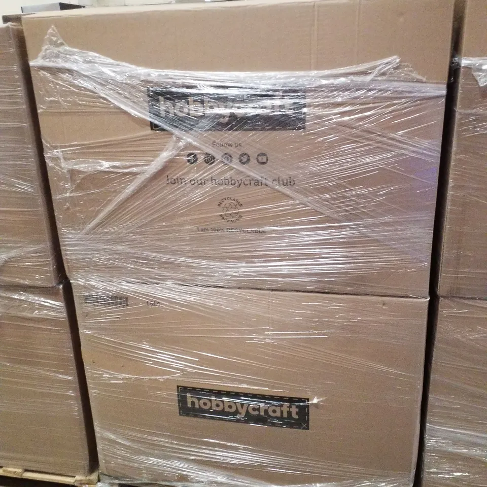 PALLET CONTAINING ASSORTED CHRISTMAS PRODUCTS & DECORATIONS INCLUDING SANTAS BEEN EVIDENCE KIT, MAKE YOUR OWN PAPER SANTA, FELT HANGING FELT GINGERBREAD LETTERS, WHITE RATTAN WREATHS & GOLD SNOWFLAKE 