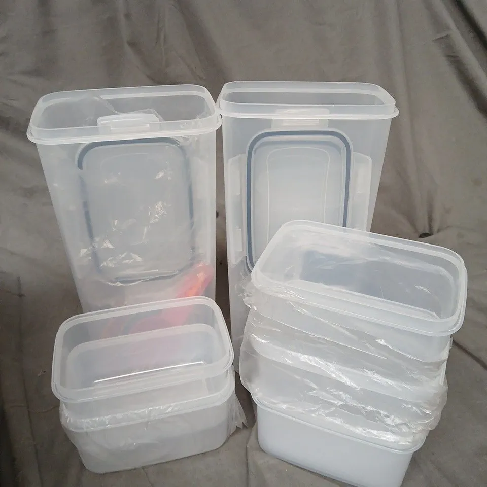 APPROXIMATELY 18 ASSORTED CLEAR PLASTIC FOOD STORAGE TUBS IN VARIOUS SIZES