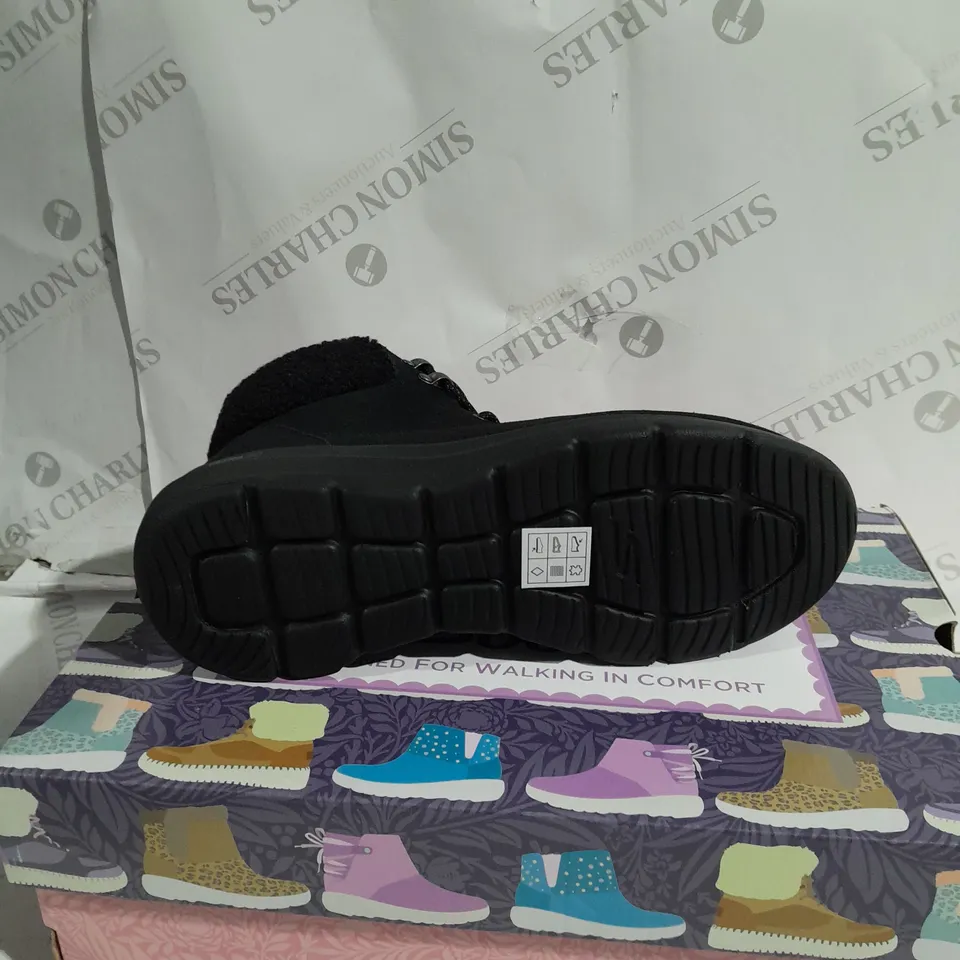 SKECHERS LACE-UP BOOT GLACIAL ULTRA-WOODLANDS BLACK BLACK SIZE 6