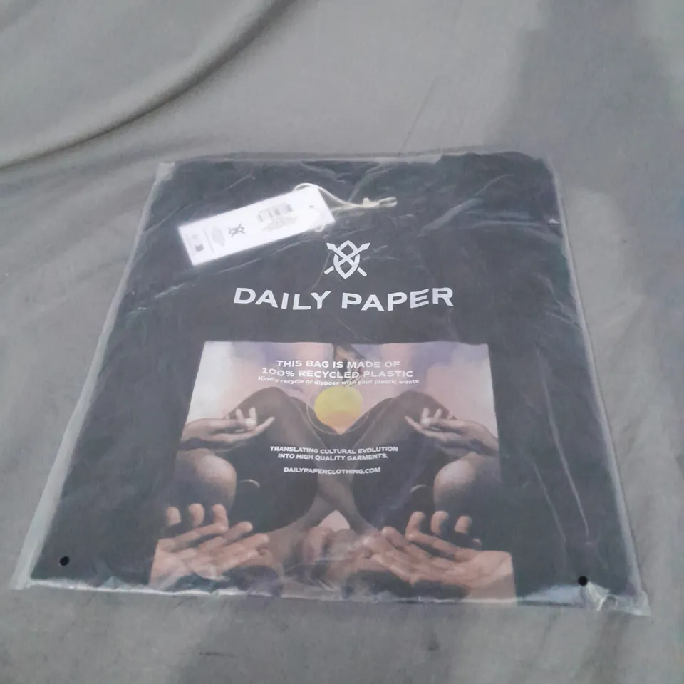 BAGGED DAILY PAPER LANDSCAPE SHORT SLEEVE TSHIRT IN BLACK SIZE M