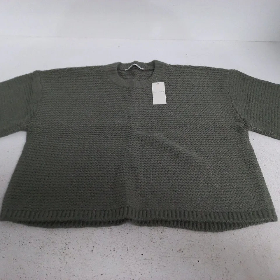 ABERCOMBIE AND FITCH OLIVE-GREY KNITTED JUMPER – SIZE SMALL