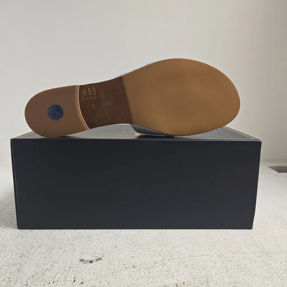 BOXED PAIR OF FAIRFAX & FAVOR WOMENS HEACHAM SANDALS IN SKY BLUE SUEDE SIZE UK 8