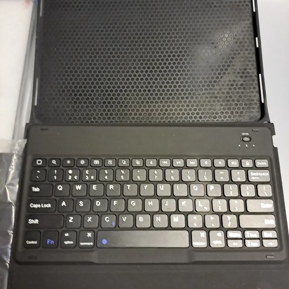 LOT OF 5 ASSORTED TABLET CASES TO INCLUDE 10.8" IPAD CASE AND FOLIO KEYBOARD 
