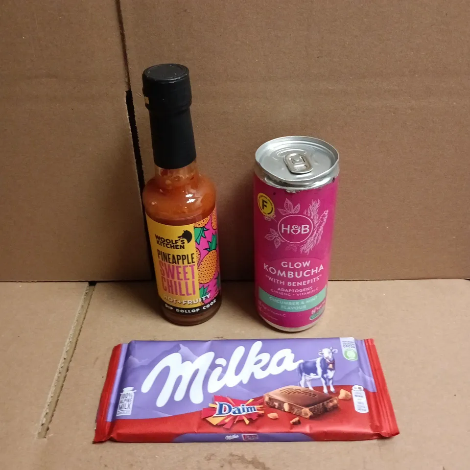APPROXIMATELY 12 ASSORTED FOOD AND DRINKS ITEMS TO INCLUDE - WOOLF'S KITCHEN PINEAPPLE SWEET CHILLI SAUCE, MILKA DIAM BAR, CUCUMBER & MINT KOMBUCHA ETC