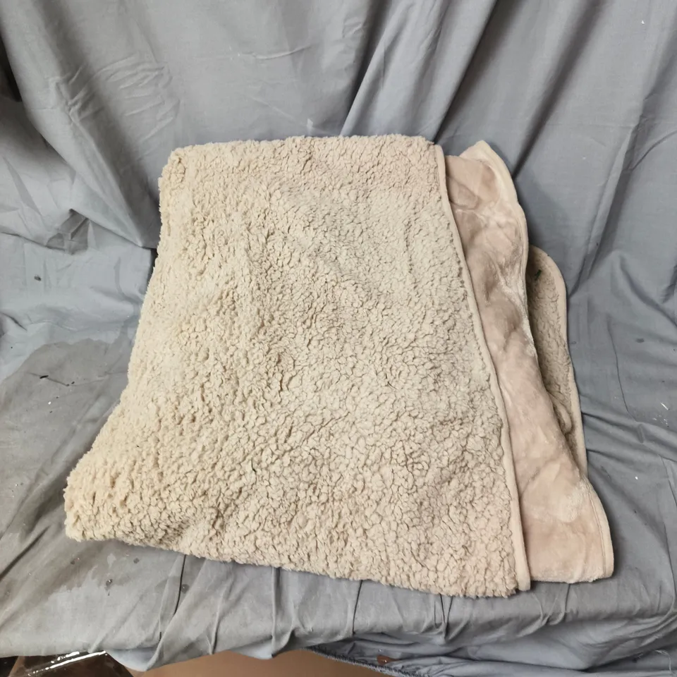 LIVMORE LARGE FLUFFY THROW/BLANKET. 100% POLYESTER