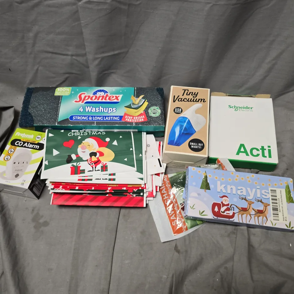 APPROXIMATELY 15 ASSORTED HOUSEHOLD ITEMS TO INCLUDE SPONTEX SPONGES, TONY VACUUM, CO ALARM, ETC