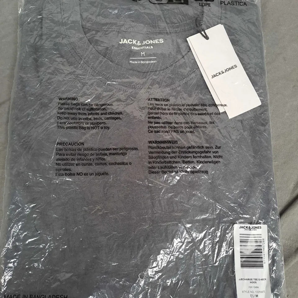 BAGGED JACK & JONES ESSENTIALS CHARGE TEE IN GREY - MEDIUM