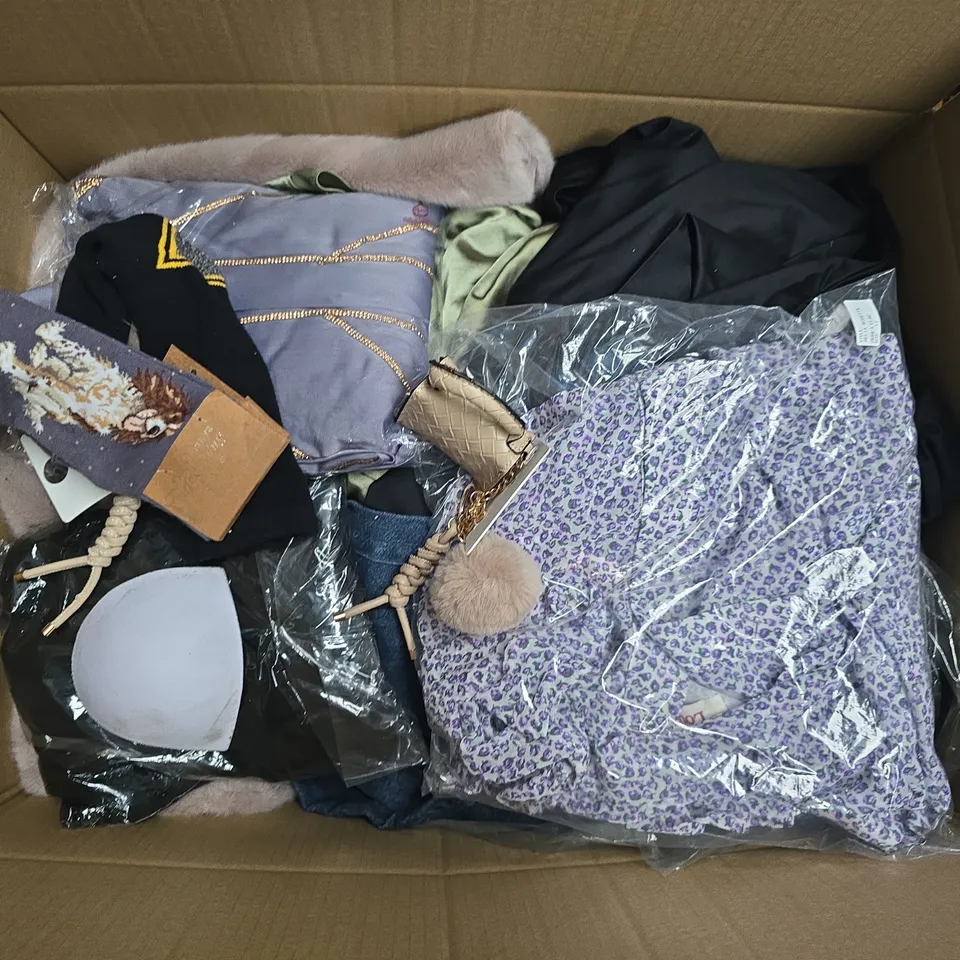 APPROXIMATELY 35 ASSORTED CLOTHING ITEMS IN VARIOUS SIZES, STYLES & COLOURS TO INCLUDE JEANS, SWEATER, TOPS, ETC - COLLECTION ONLY