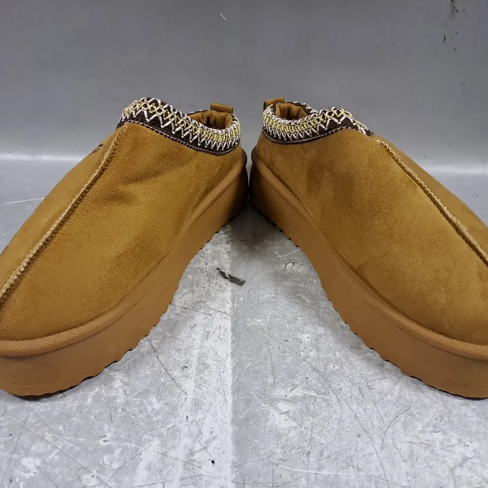 BOXED PAIR OF UGG SHOES IN CHESTNUT EU SIZE 39