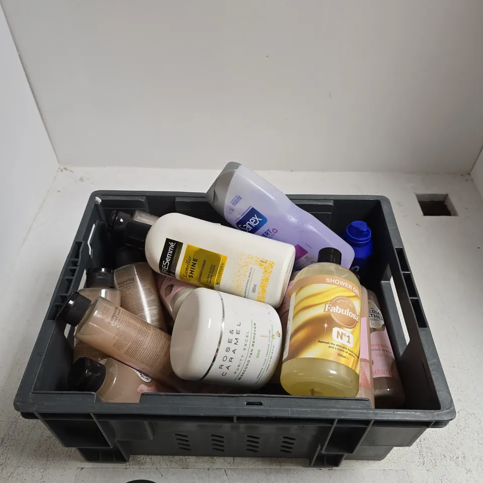 TOTE OF APPROXIMATELY 15 ASSORTED BEAUTY PRODUCTS INCLUDING FABULOSA SHOWER GEL, HARRY'S FOAMING SHAVE GEL AND ROSE & CARAMEL 60 SECOND TAN REMOVER 440ML
