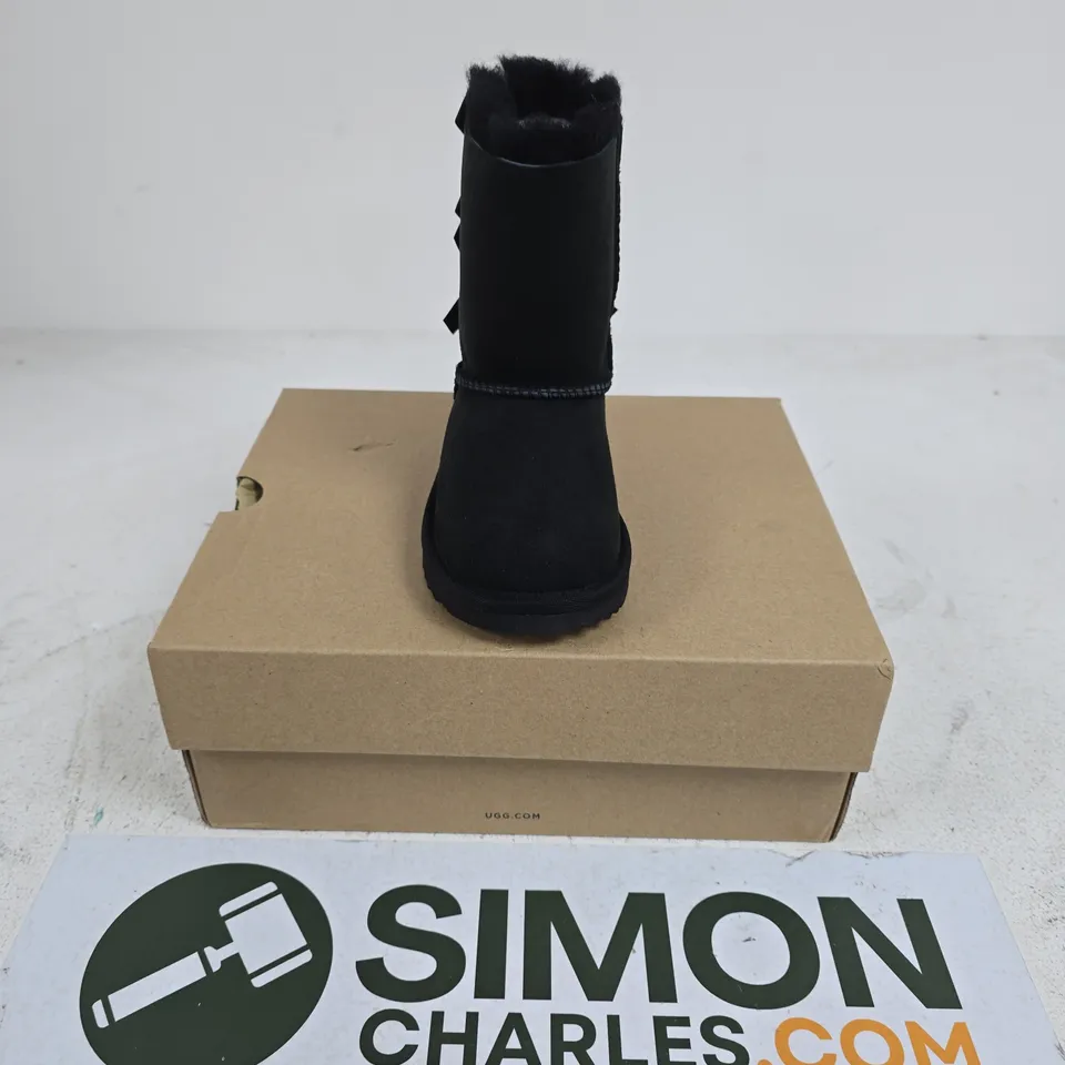 BOXED PAIR OF UGG CHILDRENS T BAILEY BOW II BOOTS IN BLACK - UK 8