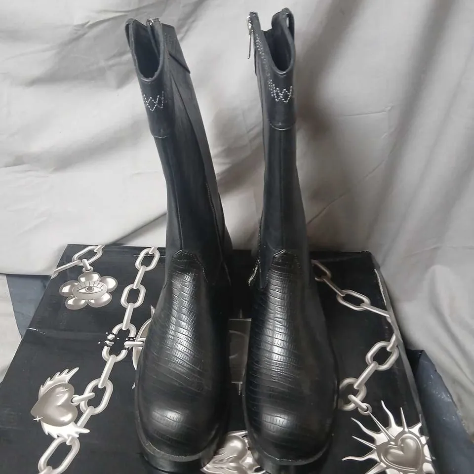 KOI THE LAST COURTSHIP MEN'S ORNATE STACKED COWBOY BOOTS - , BLACK LIZARD UK9