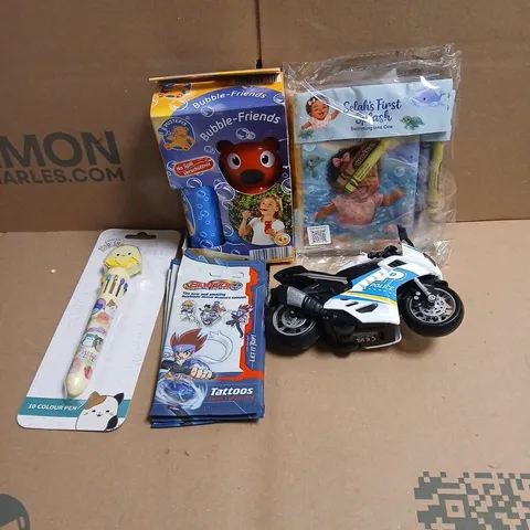 TOTE OF APPROXIMATELY 25 ASSORTED TOYS/RELATED ITEMS TO INCLUDE BEYBLADE TATTOOS, SQUISHMALLOWS 10 COLOUR PEN, POLICE BIKE TOY, BUBBLE FRIENDS, SELAHS FIRST SPLASH COLOURING SET ETC