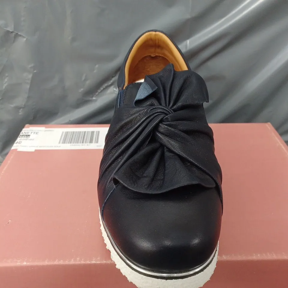 BOXED MODA IN PELLE ANETTE LEATHER BOW TWIST UPPER WITH FLEX SOLE TRAINERS IN NAVY - SIZE 40