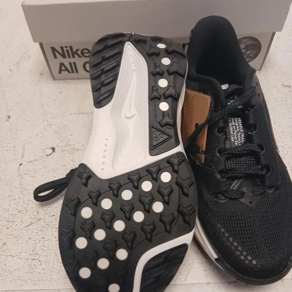 NIKE ACG PEGASUS TRAIL (GS) – BLACK/WHITE, YOUTH SIZE 1Y (UK YOUTH 13.5) – BOXED