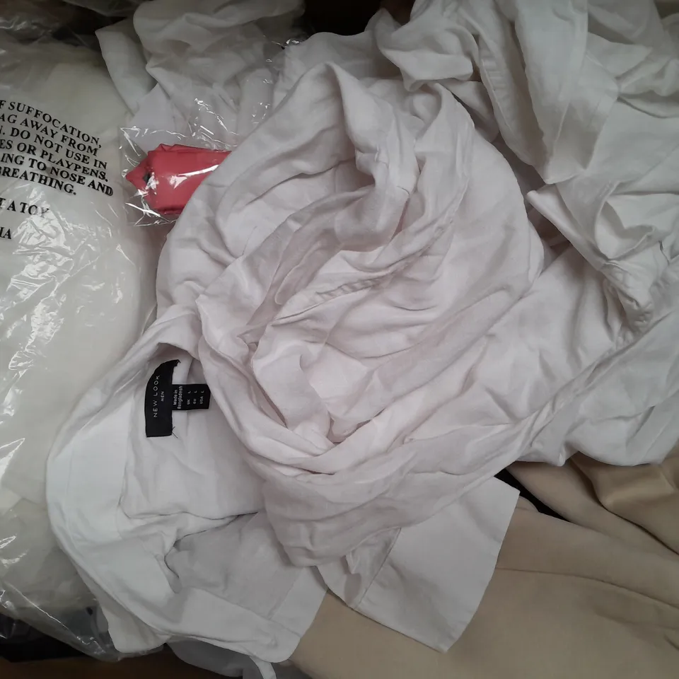 BOX OF APPROXIMATELY 20 ASSORTED CLOTHING AND FASHION ITEMS IN VARIOUS STYLES, SIZES, AND COLOURS - COLLECTION ONLY