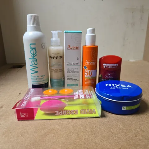 TOTE OF APPROXIMATELY 20 ASSORTED COSMETIC ITEMS TO INCLUDE NIVEA, OLD SPICE, AVEENO, EAU THERMALE AVENE, CONCEALER SET ETC