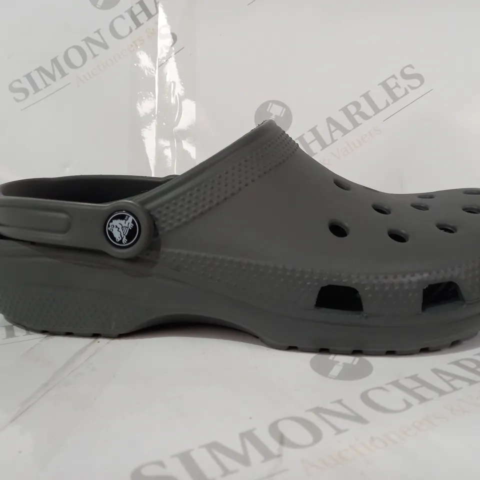 BOXED PAIR OF CROCS CLASSIC CLOGS IN GREY UK SIZE M8/W9