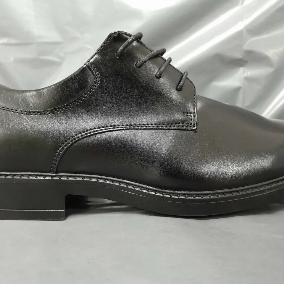 BOXED PAIR OF BRUNO MARC SHOES IN BLACK SIZE 8