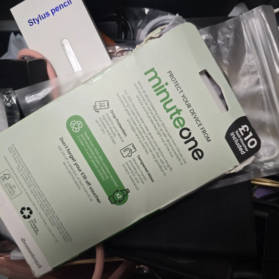 APPROXIMATELY 15 ASSORTED ITEMS TO INCLUDE - USB MAINS CHARGER , PHONE CASES ETC
