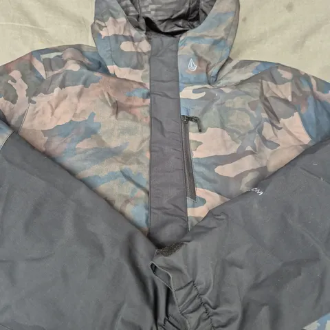 VOLCOM SNOWBOARD JACKET IN BLACK/CAMO SIZE LARGE