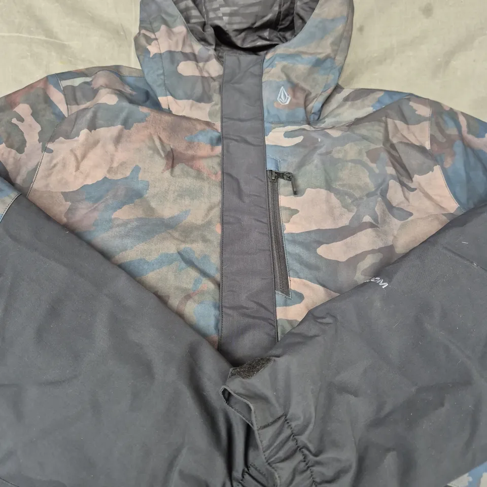 VOLCOM SNOWBOARD JACKET IN BLACK/CAMO SIZE LARGE