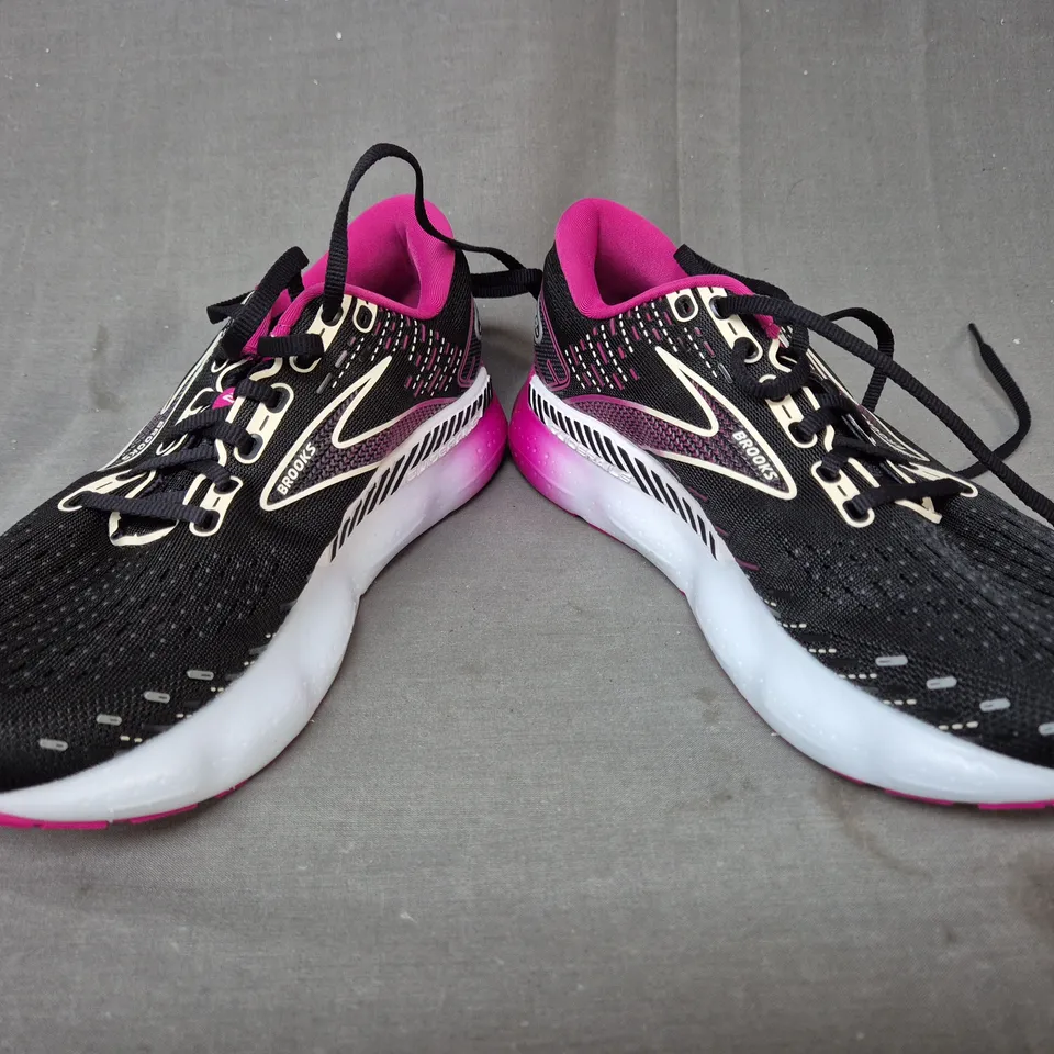 BOXED PAIR OF BROOKS WOMEN'S GLYCERINE GTS 20 SHOES IN BLACK/FUCHSIA UK SIZE 6.5