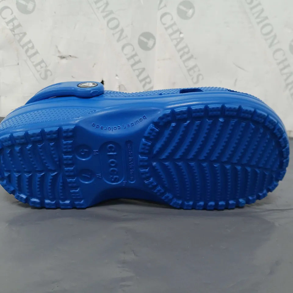 CLASSIC UNISEX CROCS IN BLUE SIZE M-5 F-7