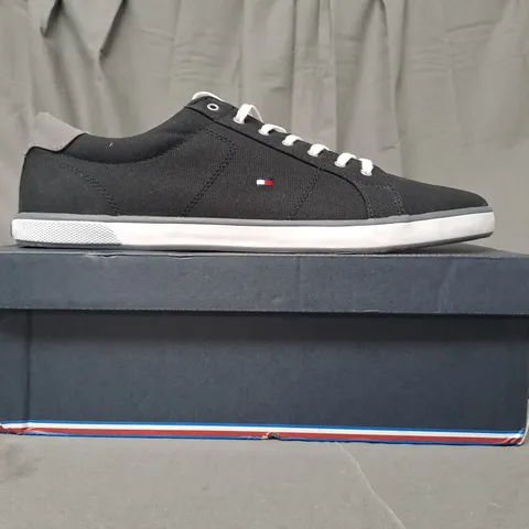 BOXED PAIR OF TOMMY HILFIGER SHOES IN BLACK UK SIZE 13