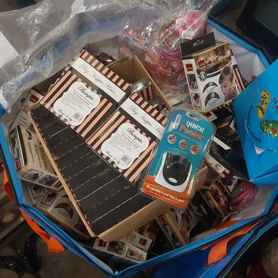 PALLET CONTAINING A LARGE QUANTITY OF ASSORTED ITEMS INCLUDING: WINTER HATS, HAIR INSERTS, ASSORTED BUTTON CELLS ECT