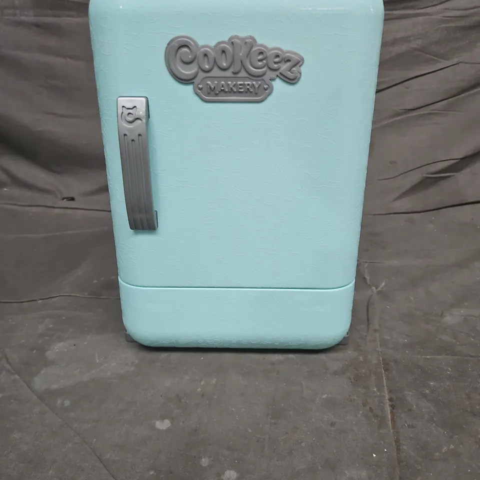 COOKIEZ MAKERY MINI FRIDGE TOY – PASTEL BLUE