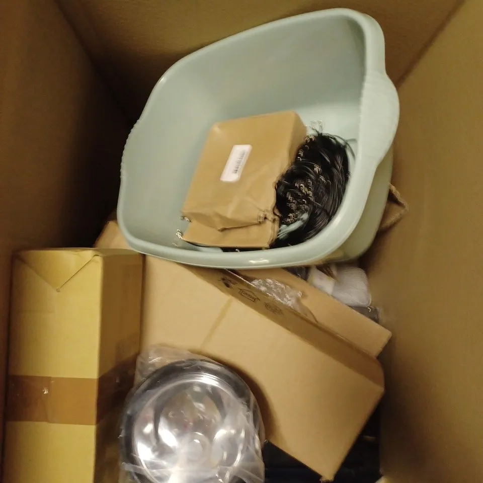 APPROXIMATELY 15 HOUSEHOLD ITEMS TO CONTAIN ALL WEATHER PEGS, PILLOWED LARGE PILLOW, FLEXIBLE PLASTIC STORAGE CONTAINERS ETC