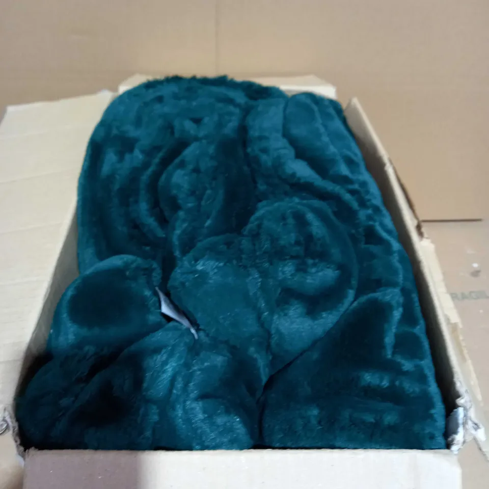 COZEE HOME VELVET SOFT FILLED THROW - GREEN