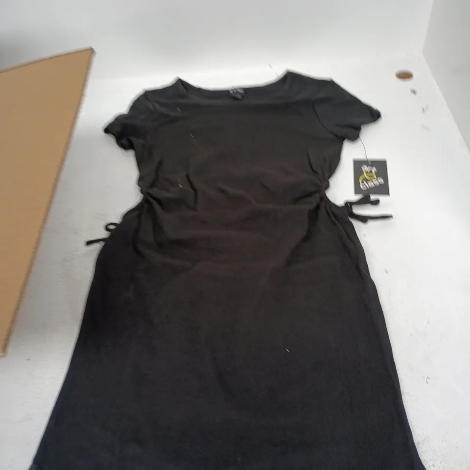 BOX OF APPROXIMATELY 15 BLACK ART CLASS DRESSES IN ASSORTED SIZES 