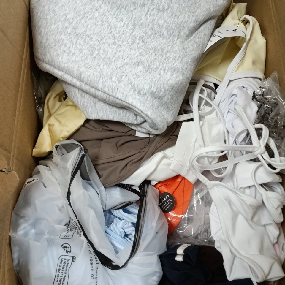 BOX OF APPROXIMATELY 30 ASSORTED CLOTHING ITEMS IN VARIOUS STYLES , COLOURS AND SIZES 