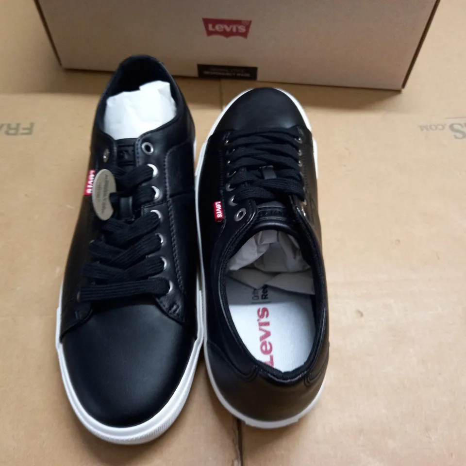 BOXED BRAND NEW LEVIS WOODWARD TRAINERS IN BLACK - 10 (44)
