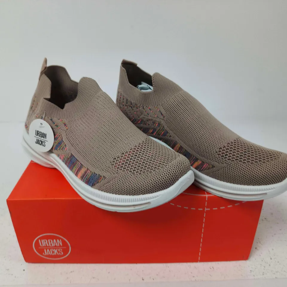 BOXED PAIR OF URBAN JACKS BEIGE SLIP-ON SNEAKERS – SIZE 7