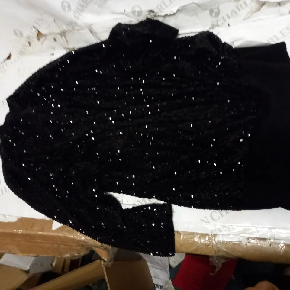 LOT OF APPROXIMATELY 5 ASSORTED CLOTHING ITEMS