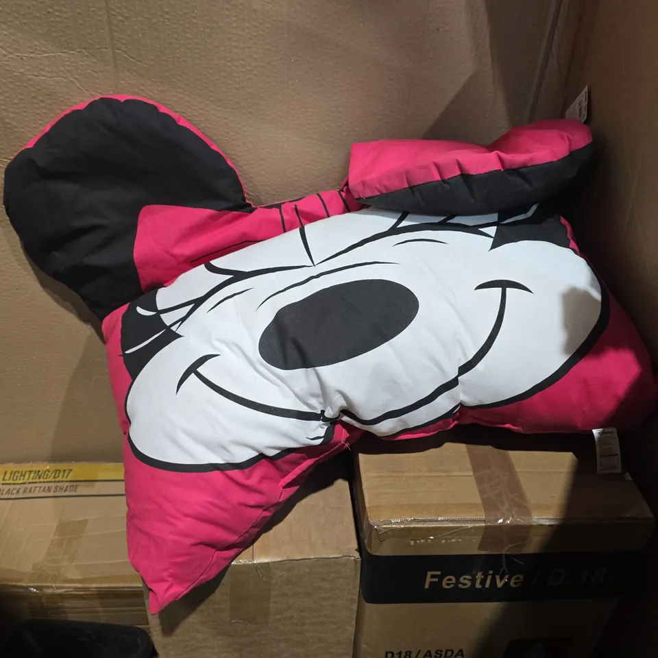 PALLET OF APPROXIMATELY 10 ASSORTED ITEMS INCLUDING MINNIE MOUSE PINK DECORATIVE CUSHION AND KOJIC ACID & TURMERIC SOAP
