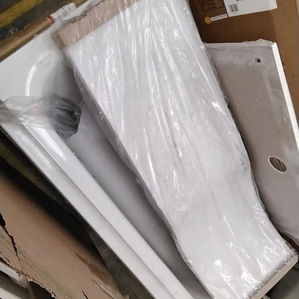 LOT OF 4 ASSORTED BATH ROOM ITEMS TO INCLUDE RECTANGULAR SHOWER TRAY, TWO BATHS AND SIDE PANEL