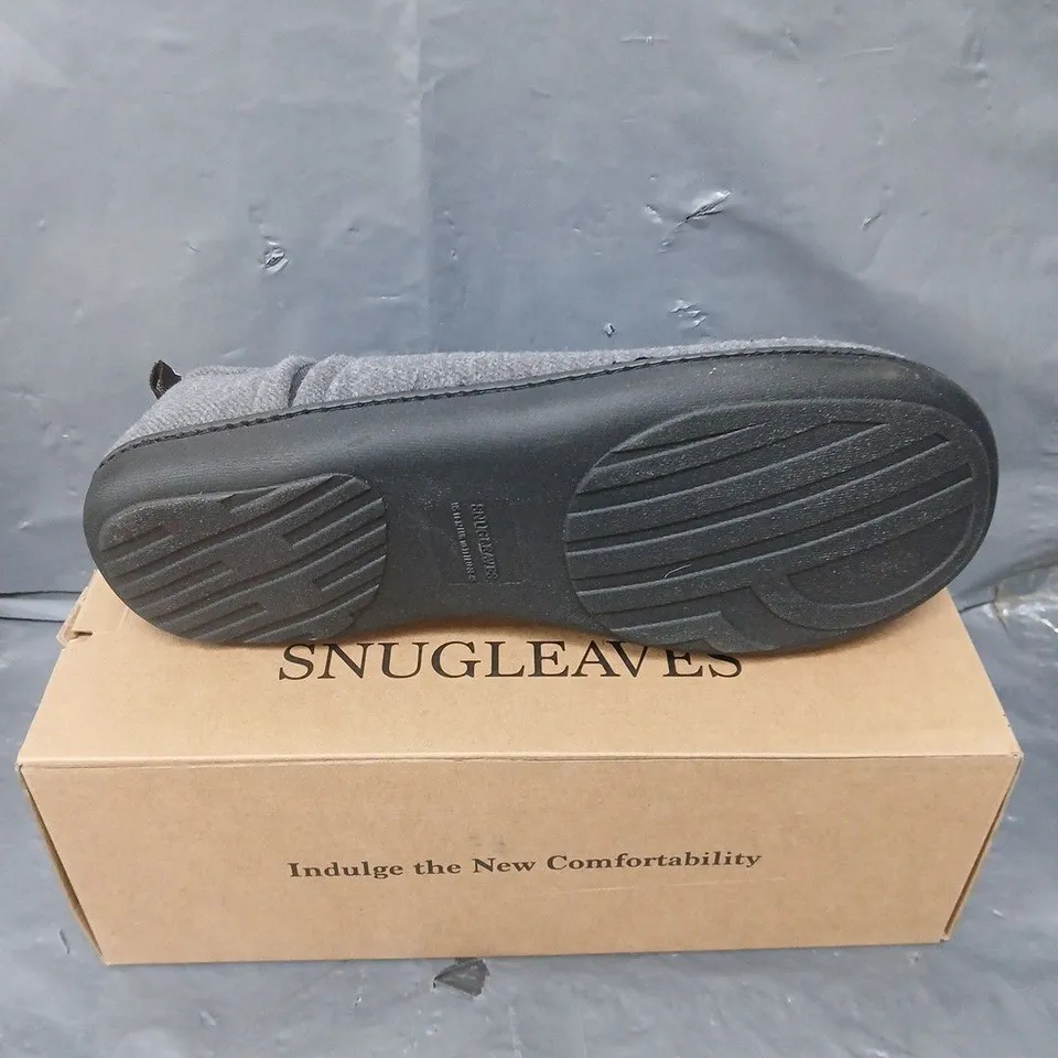 BOXED PAIR OF SNUGLEAVES MEMORY FOAM SLIPPERS - 10-11