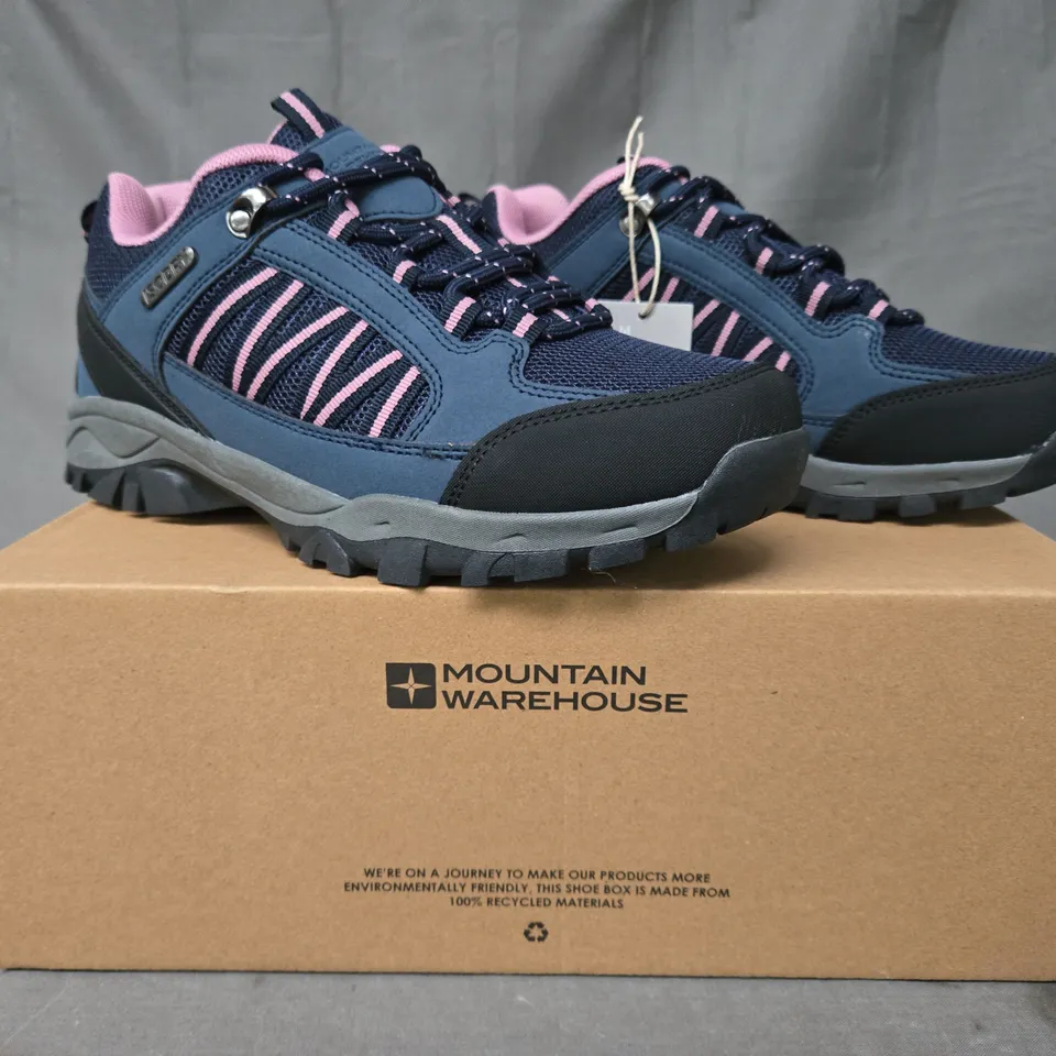 BOXED PAIR OF MOUNTAIN WAREHOUSE PATH WOMEN'S OUTDOOR WATERPROOF WALKING SHOES IN NAVY/BERRY UK SIZE 6