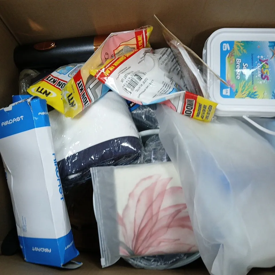 BOX OF APPROXIMATELY 15 ASSORTED ITEMS TO INCLUDE - THROW PILLOW, BEDDING SET, AND SHOPPING BAGS ETC. 