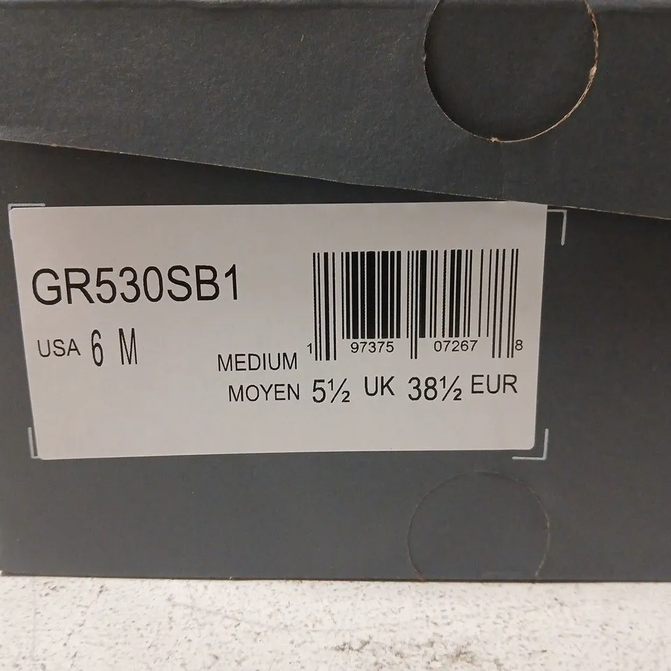 BOXED PAIR OF NEW BALANCE GR530SB1 RUNNING SHOES – WHITE/GRAY, MEN'S UK 5.5 