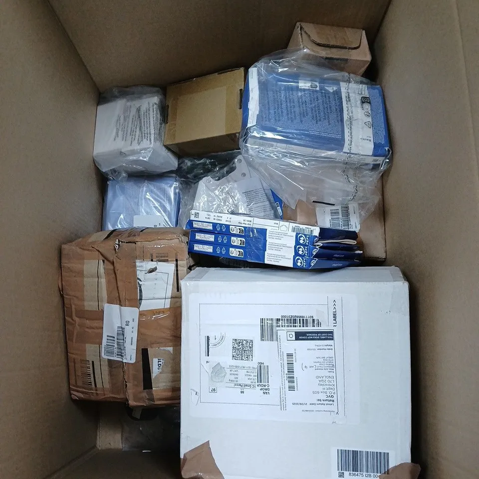 BOX OF APPROX 10 ASSORTED HOUSEHOLD ITEMS TO INCLUDE - READING GLASSES - SLOGGI UNDERWEAR - BOLSETTA HIP POUCH - ETC