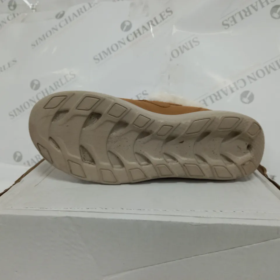 SKETCHERS ON THE GO WINTER FLING BOOT SIZE 6.5