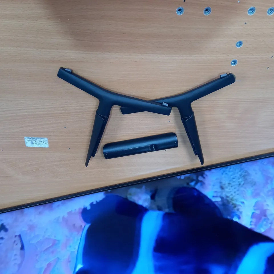 BOXED SAMSUNG QE50Q60A OLED TV WITH MAINS LEAD, STAND AND REMOTE 